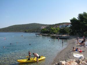 Apartments Maslinica 11